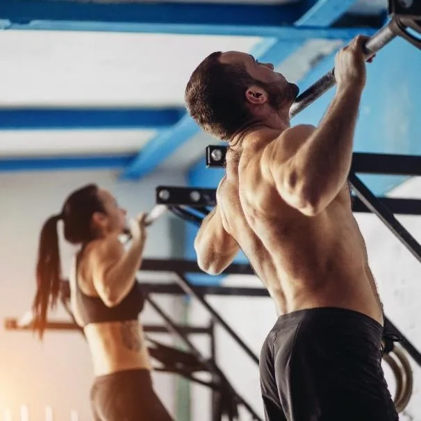 Sportliche Personen bei einem Training im Freien