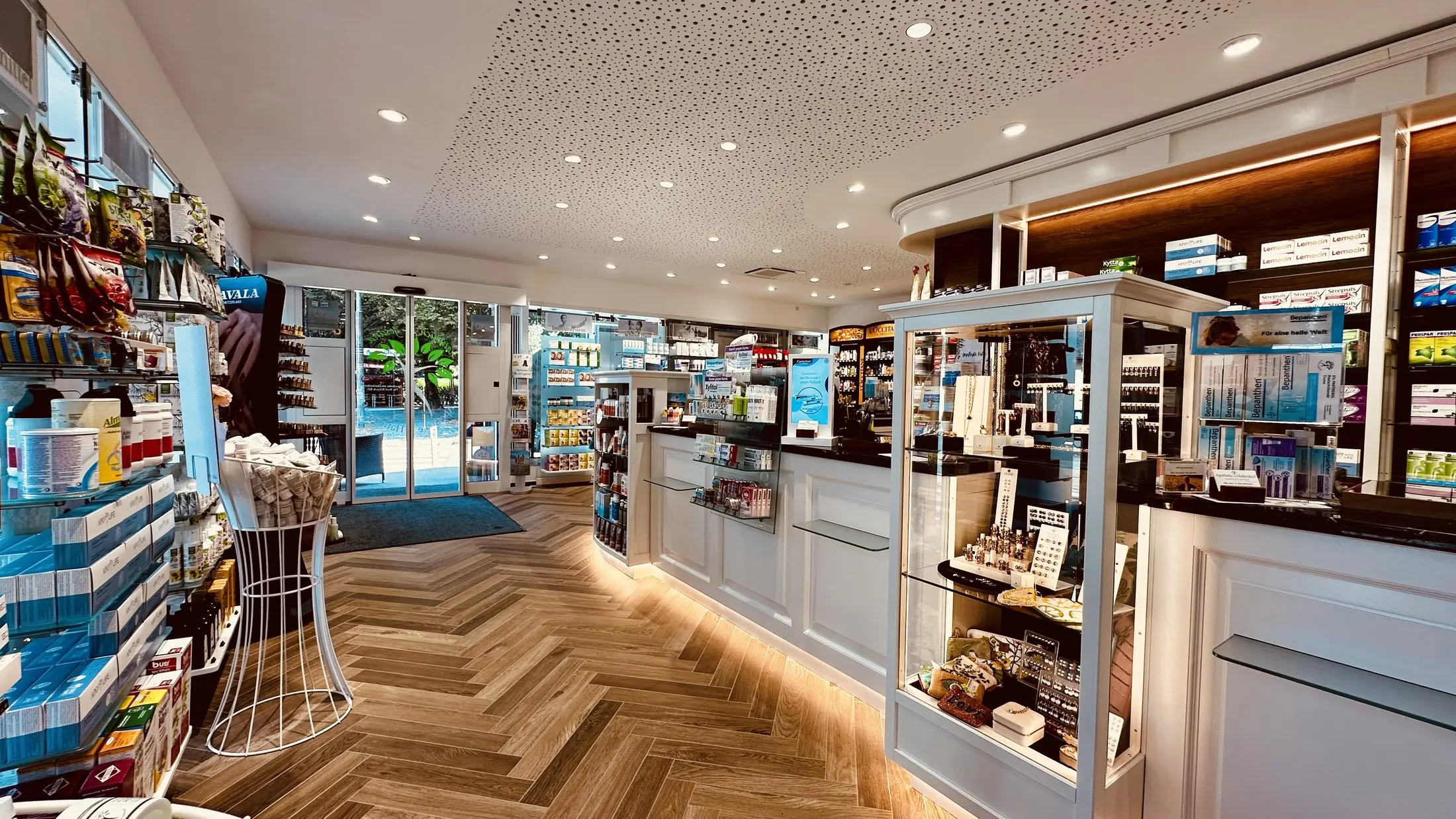 Blick vom Eingang in die Apotheke