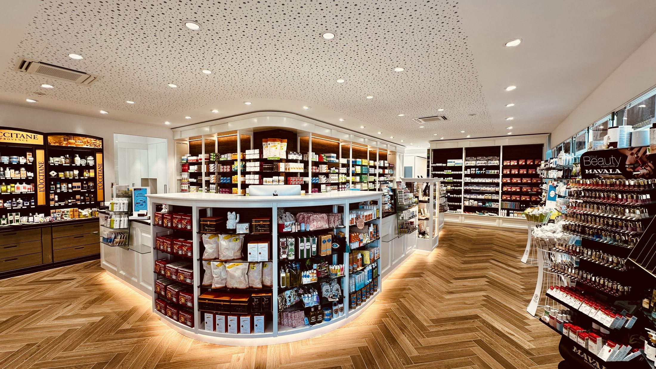 Kosmetik- und Pflegebereich der Apotheke im Hatlerdorf